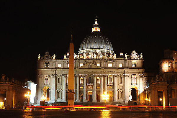 포토 JPG 해외이미지 도로 여행 거리 사람없음 건물 빛 도시풍경 조각상 성당 교회 이탈리아 야간 로마 해외202004 해외포토 자연요소 건축물 유럽 길 종교건축 교통시설 풍경 조형물 도시 파일형식 이미지허브