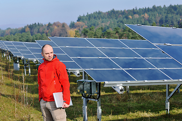포토 JPG 해외이미지 주간 남자 산 한명 들기 상반신 성인 야외 옆모습 노트북 태양에너지 집열판 성인남자한명만 해외202004 해외포토 자연요소 1 뷰포인트 모션 사람 전자제품 그린에너지 남자한명만 성인남자만 파일형식 이미지허브