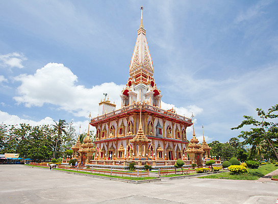 포토 JPG 해외이미지 아시아 종교 문화 불교 건축양식 창문 태국 휴가 인종 사람없음 야외 빨간색 세로 상자 햇빛 탑 침묵 깃발 사찰 화려 영혼 황금 장면 첨탑 수도원 동쪽 흐림 안다만 옛날 푸켓 해외202004 해외포토 건축물 건축 나라 바다 컬러 컨셉 종교건축 날씨 사람 태양 소리 방향 파일형식 이미지허브