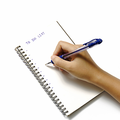 포토 JPG 해외이미지 손 실내 들기 신체부위 펜 기록 잡기 계획 스프링노트 해외202004 투두리스트 해외포토 컨셉 모션 사람 내부 필기구 공책 리스트 파일형식 이미지허브