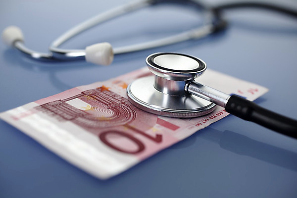 포토 JPG 해외이미지 스튜디오촬영 직업 남자 종이 유니폼 지폐 돈 청진기 청소년 넥타이 독일 병원 사람 성인 사람없음 금융 약 건강관리 달러 장비 저축 의사 유로 흰색 재산 질병 파란배경 작업도구 고립 스테인레스 수수료 해외202004 해외포토 잡화 옷 유럽 컬러 백그라운드 의학 의료기기 실내 건강 관리 경제 파란색 의료진 도구 요금 파일형식 이미지허브