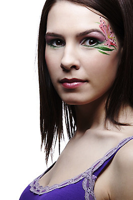 포토 JPG 해외이미지 백인 모델 1 라이프스타일 응시 여자 꽃잎 꽃 유럽 얼굴 갈색머리 한명 사람 초록색 유행 흰색 제비꽃 고립 바디페인팅 이국적 스타일 해외202004 해외포토 서양인 식물 헤어스타일 시선 나라 컬러 생활 신체부위 파일형식 이미지허브