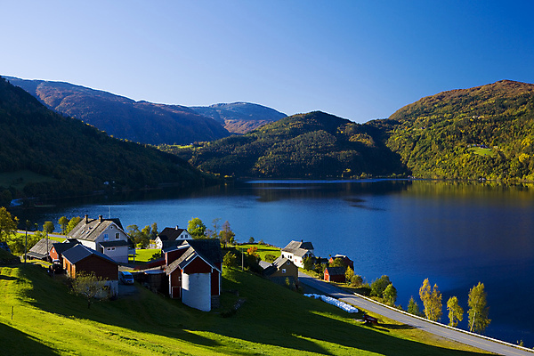 포토 JPG 해외이미지 외관 유럽 호수 여행 자연 주택 북유럽 노르웨이 풍경 사람없음 야외 물 마을 시골 세계여행 암초 내추럴 스칸디나비아 산맥 해외202004 해외포토 자연요소 나라 산 건물 세계 생태계 파일형식 이미지허브