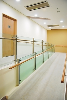 포토 JPG 해외이미지 디자인 비즈니스 학교 유리 조명 바닥 실내 사람없음 내부 건물 목재 빛 사무실 갈색 문 산책 흰색 바퀴 복도 장애인 휠체어 오르기 무료 지원 철책 스타일 해외202004 해외포토 나무 건축물 교육 컬러 재료 모션 재질 휴식 장애 파일형식 이미지허브