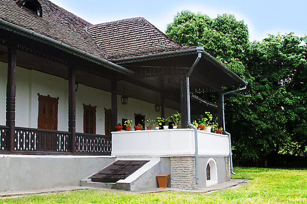 포토 JPG 해외이미지 전통 외관 꽃 건축양식 창문 하늘 지붕 주택 굴뚝 사람없음 건물 마을 정원 흰색 시골 역사 재산 시골집 점토 동유럽 옛날 해외202004 해외포토 식물 건축물 건축 유럽 컬러 금융 파일형식 이미지허브