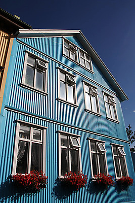 포토 JPG 해외이미지 외관 꽃 벽 여행 건축양식 창문 하늘 주택 아이슬란드 사람없음 건물 파란색 도시 타운 통조림 골절 해외202004 해외포토 식물 건축물 건축 유럽 컬러 의학 파일형식 이미지허브