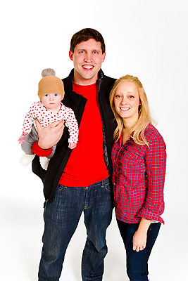 포토 JPG 해외이미지 스튜디오촬영 커플 딸 가족 엄마 사람 세명 육아 흰색 아기 신생아 잡기 그룹 아빠 흰배경 고립 해외202004 해외포토 컬러 백그라운드 관계 모션 실내 파일형식 이미지허브