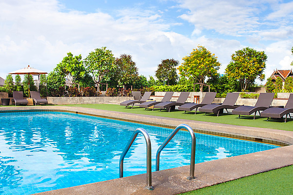 포토 JPG 해외이미지 식물 백그라운드 의자 휴식 수영장 사람없음 물 파란색 반사 선베드 해외202004 해외포토 자연요소 컬러 가구 컨셉 파일형식 이미지허브