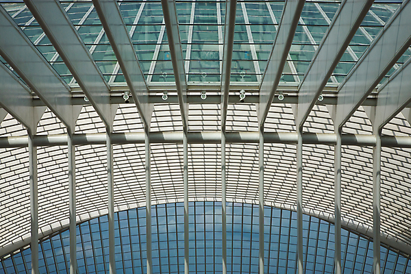 포토 JPG 해외이미지 모양 디자인 유럽 산업 문화 벽 백그라운드 곡선 건축양식 교통시설 유리 지붕 미래 프레임 북유럽 창조 미술 사람없음 건물 파란색 도시풍경 햇빛 금속 검은색 힘 줄무늬 회색 흰색 도시 역 천장 아치 각도 벨기에 단계 서유럽 콘크리트 부족함 해외202004 해외포토 건축물 건축 나라 선 컬러 교통 컨셉 무늬 재질 문화예술 풍경 태양 시설 파일형식 이미지허브