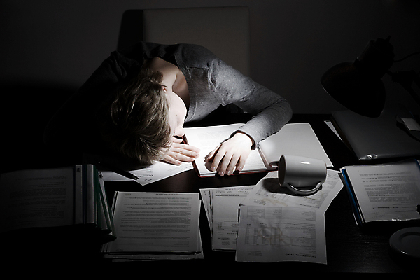 포토 JPG 해외이미지 백인 학생 교육 커피 백그라운드 컨셉 비즈니스 교실 학교 스트레스 피곤 한명 사람 사무실 머리 검은색 시험 램프 긴급 시간 잠 작업 책상 언덕 보고서 준비 두통 과로 마무리 우울증 트러블 해외202004 해외포토 서양인 1 음료 컬러 가구 조명 신체부위 질병 파일형식 이미지허브