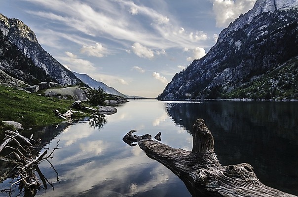 포토 JPG 해외이미지 응시 유럽 자연 하늘 그림자 사람없음 야외 목재 초록색 물 파란색 빛 컬러풀 태양 평화 흐름 스페인 숲 만족 암초 내추럴 해외202004 해외포토 자연요소 나무 시선 감정 나라 컬러 컨셉 재료 생태계 파일형식 이미지허브