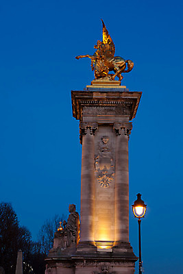 포토 JPG 해외이미지 건축물 가로등 건축양식 조명 풍경 사람없음 야외 빛 조각상 프랑스 야간 파리_프랑스 알렉상드르3세교 해외202004 해외포토 자연요소 공공시설 건축 유럽 조형물 다리_건축물 파일형식 이미지허브