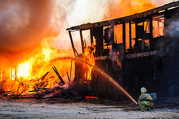 포토 JPG 해외이미지 주간 전신 불 한명 성인 야외 뒷모습 소방관 소방 화재 웅크림 화재진압 성인한명만 해외202004 물대포 해외포토 자연요소 1 뷰포인트 모션 사람 구조원 사건 진압 성인만 파일형식 이미지허브