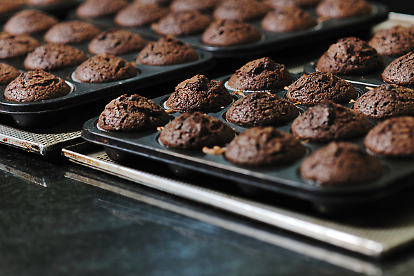 포토 JPG 해외이미지 실내 사람없음 아웃포커스 머핀 머핀틀 초콜릿머핀 해외202004 해외포토 빵 촬영기법 내부 파일형식 이미지허브