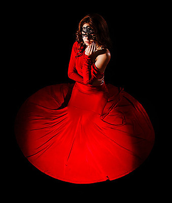 포토 JPG 해외이미지 모양 드레스 옷 꽃 무기 얼굴 백그라운드 십자가 불 바닥 관리 그림자 가면 한명 앉기 빨간색 빛 유행 검은색 어둠 꿈 표현 원형 화려 야간 저녁 신비 비밀 열정 고립 배려 숨기 스타일 해외202004 해외포토 자연요소 도형 식물 1 감정 컬러 컨셉 모션 사람 신체부위 파일형식 이미지허브