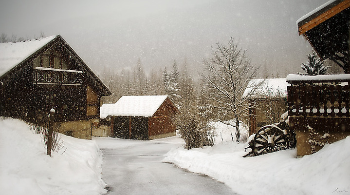 포토 JPG 해외이미지 나무 전통 계절 도로 여행 겨울 자연 주택 풍경 사람없음 야외 건물 목재 컬러풀 마을 추위 프랑스 흰색 숲 시골집 공상 내추럴 해외202004 해외포토 식물 건축물 유럽 길 컬러 재료 교통시설 생태계 파일형식 이미지허브