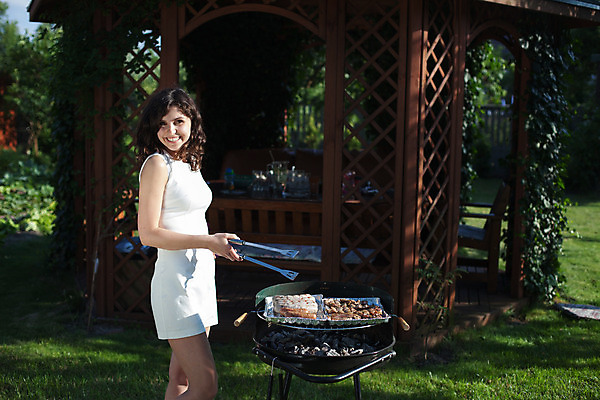 포토 JPG 해외이미지 나무 백인 라이프스타일 여자 행복 음식 백그라운드 자연 육류 한명 사람 야외 여름 파란색 정원 식사 맛 그릴 바비큐 굽기 먹기 준비 해외202004 해외포토 서양인 식물 1 계절 감정 컬러 컨셉 식재료 모션 주방용품 생활 구이 생태계 파일형식 이미지허브