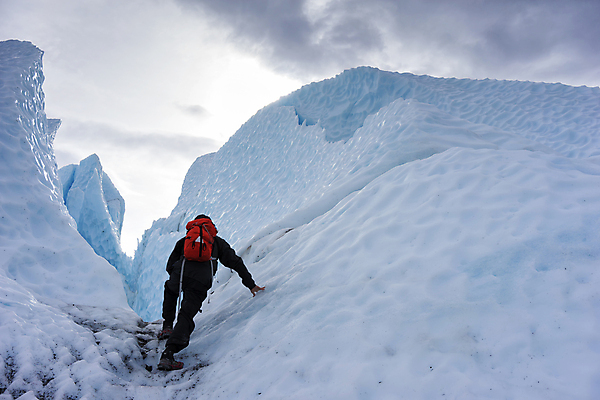 포토 JPG 해외이미지 주간 전신 겨울 산 성인 야외 뒷모습 맑음 얼음 등산 트래킹 하이킹 추위 빙하 산악가 성인한명만 설산 해외202004 해외포토 자연요소 계절 뷰포인트 레저 날씨 사람 성인만 파일형식 이미지허브