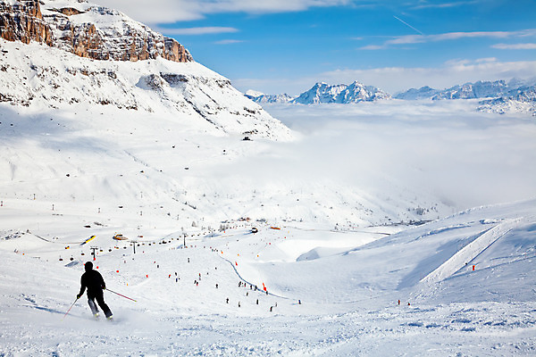 포토 JPG 해외이미지 계절 유럽 스포츠 겨울 자국 모션 자연 하늘 날씨 휴가 스키 산 사람 풍경 경사 사람없음 야외 파란색 햇빛 계곡 맑음 이탈리아 추위 신선 정상 승차 가루 휴양지 알프스 스키선수 추적 선로 절정 눈내림 해외202004 해외포토 나라 컬러 겨울스포츠 운동선수 눈_날씨 태양 장소 생태계 파일형식 이미지허브