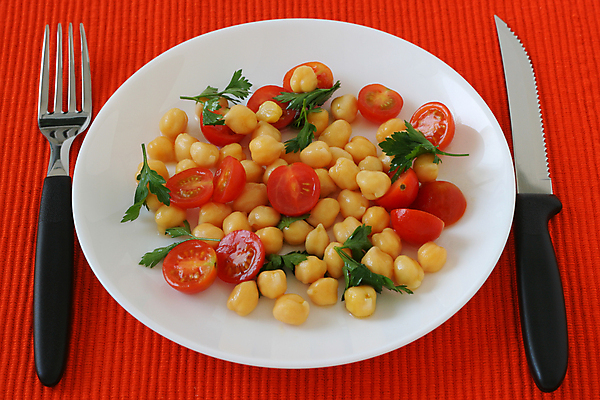 포토 JPG 해외이미지 접시 음식 포크 다이어트 토마토 채소 파슬리 건강 식이요법 사람없음 식사 저녁식사 샐러드 칼 자르기 냅킨 점심식사 병아리콩 채식주의자 해외202004 해외포토 식기 모션 콩 채식 파일형식 이미지허브