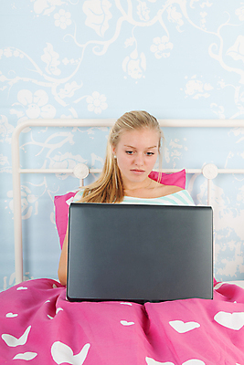 포토 JPG 해외이미지 백인 응시 여자 아침 휴식 실내 한명 사람 앉기 상반신 앞모습 10대 노트북 금발 침대 십대여자한명만 해외202004 해외포토 주간 서양인 1 헤어스타일 시선 뷰포인트 가구 컨셉 모션 청소년 내부 전자제품 여자한명만 십대여자만 파일형식 이미지허브