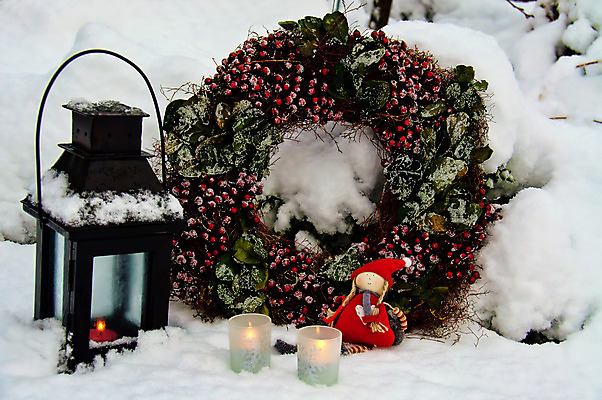 포토 JPG 해외이미지 계절 인형 크리스마스 촛불 요정 따뜻함 사람없음 야외 장식 빛 정원 축제 화환 추위 램프 저녁 환영 해외202004 해외포토 기념일 꽃 초 조명 야간 파일형식 이미지허브