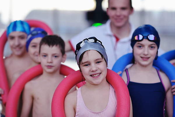 포토 JPG 해외이미지 라이프스타일 여자 교육 남자 행복 얼굴 어린이 스포츠 운동화 교실 학교 놀이 수업 고글 실내 건강 미소 웃음 사람 세명 물 파란색 청춘 컬러풀 운동 수영 기쁨 젖음 흰색 그룹 몸무게 비만 수영선수 문제 캡모자 해외202004 해외포토 자연요소 모자_잡화 감정 컬러 신발 컨셉 운동선수 표정 내부 생활 신체부위 수상스포츠 몸매 파일형식 이미지허브