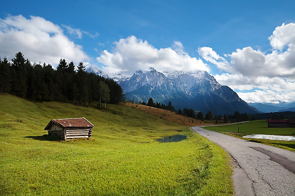 포토 JPG 해외이미지 구름 도로 여행 밭 자연 하늘 산 주택 독일 풍경 사람없음 야외 건물 초록색 여름 파란색 햇빛 노란색 맑음 하이킹 흰색 시골 소나무 오스트리아 숲 오두막 알프스 침엽수 추적 방법 가문비나무 바이에른 바이에른사람 산맥 해외202004 해외포토 자연요소 나무 건축물 계절 유럽 길 컬러 농업 교통시설 모션 레저 날씨 태양 생태계 파일형식 이미지허브