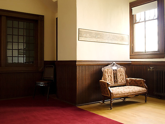 포토 JPG 해외이미지 전통 라이프스타일 디자인 가구 벤치 의자 건축양식 창문 휴식 바닥 주택 실내 앉기 사람없음 내부 목재 장식 소파 햇빛 갈색 유행 방 수확 골동품 휴게실 고급 우아함 복고 부드러움 지역 리빙 넘어짐 정중 스타일 안락 해외202004 해외포토 나무 건축 컬러 생활용품 컨셉 농업 재료 모션 건물 생활 태양 감각 파일형식 이미지허브