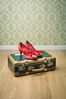 포토 JPG 해외이미지 여자 여행 신발 모션 휴가 바닥 사람없음 빨간색 여행객 여행가방 물방울무늬 수확 짐 화려 그룹 변화 우아함 향수 활 출발 복고 짐싸기 구식 떠남 옛날 해외202004 해외포토 컬러 컨셉 무늬 농업 가방 사람 화장품 파일형식 이미지허브