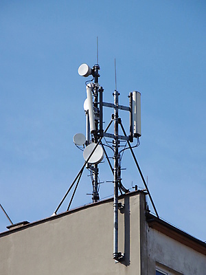 포토 JPG 해외이미지 하늘 지붕 모바일 무선통신 주택 안테나 사람없음 건물 파란색 스마트폰 고층빌딩 가장자리 연결 전화기 GPS 문자메시지 해외202004 해외포토 건축물 컬러 통신 빌딩 핸드폰 스마트기기 메시지 둘레 파일형식 이미지허브