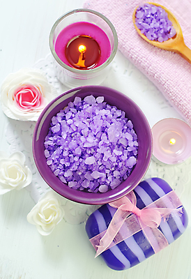 포토 JPG 해외이미지 꽃 리본 사람없음 숟가락 보라색 스파 아로마 스파용품 소금 비누 향초 아로마테라피 바디케어 입욕소금 해외202004 해외포토 식물 컬러 초 수저 위생용품 미용용품 오브젝트 테라피 파일형식 이미지허브