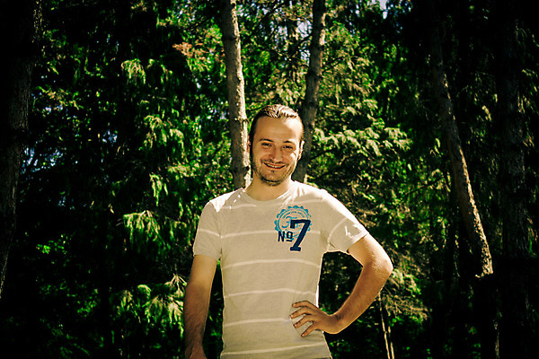 포토 JPG 해외이미지 나무 백인 모델 헤어스타일 응시 옷 계절 공원 남자 행복 여유 포즈 백그라운드 셔츠 잎 자연 날씨 휴가 한명 사람 소년 야외 태양 유행 숲 시원함 내추럴 무료 스타일링 스타일 규칙적 해외202004 해외포토 자연요소 서양인 식물 1 시선 공공시설 감정 어린이 컨셉 상의 생태계 파일형식 이미지허브