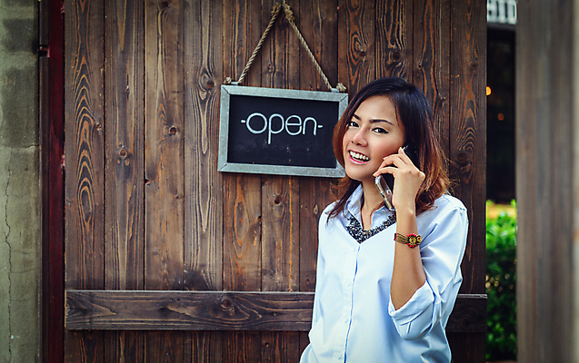 포토 JPG 해외이미지 직업 응시 여자 행복 얼굴 비즈니스 장신구 사업가 성공 휴식 간판 한명 사람 야외 목재 스마트폰 라벨 판매 문 카페 잡기 업무 작업 바 비즈니스우먼 연결 서비스 상담 환영 서명 서점 전자상거래 독립 마케팅 지능 투자자 프리랜서 해외202004 해외포토 나무 1 시선 감정 컨셉 재료 모션 프레임 신체부위 핸드폰 스마트기기 상점 직장인 투자 파일형식 이미지허브