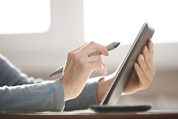 포토 JPG 해외이미지 직업 라이프스타일 손 여자 인터넷 통신 탁자 주택 실내 한명 사람 신체부위 가로 전자제품 태블릿 사무실 펜 디지털 웹 작업 휴대용 디자이너 무선전화기 그림 와이파이 터치스크린 네트워킹 사용자 해외202004 해외포토 1 가구 비즈니스 내부 건물 생활 스마트기기 필기구 네트워크 전화기 오브젝트 무선인터넷 파일형식 이미지허브