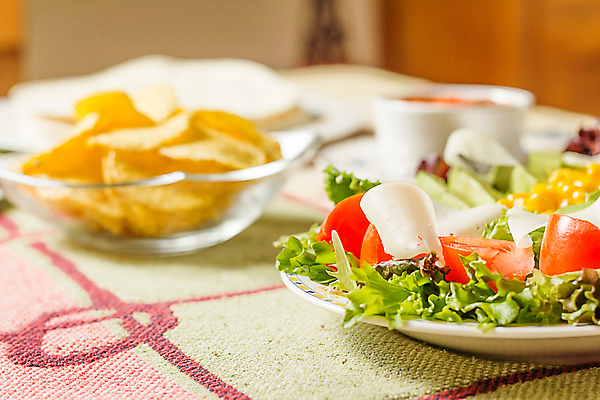 포토 JPG 해외이미지 전통 접시 음식 토마토 채소 유리 고추 탁자 멕시코 맥주 옥수수 사람없음 빨간색 초록색 치킨 샐러드 신선 맛 상추 매움 후추 해외202004 해외포토 식기 컬러 가구 컨셉 북아메리카 재질 곡류 주류 향신료 닭고기요리 파일형식 이미지허브