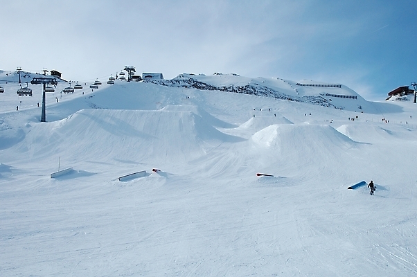 포토 JPG 해외이미지 구름 계절 스포츠 겨울 의자 자연 하늘 휴가 스키 산 사람 풍경 경사 사람없음 야외 계곡 맑음 점프 흰색 시골 오스트리아 정상 휴양지 알프스 리프트 장면 스키선수 절정 해외202004 해외포토 자연요소 유럽 컬러 가구 모션 날씨 겨울스포츠 운동선수 장소 생태계 파일형식 이미지허브
