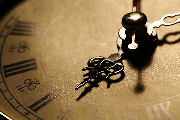 포토 JPG 해외이미지 손 시계 비즈니스 모션 아침 휴식 화살 아이디어 사람없음 사무실 금속 기계 종 시간 잠 클래식 야간 손목시계 오브젝트 복고 공포 아날로그 다이얼 통과 계량기 타이머 경보 마감 분 옛날 조언 초시계 충고 카운트다운 타종 해외202004 해외포토 주간 자연요소 컨셉 장신구 재질 신체부위 파일형식 이미지허브