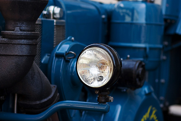 포토 JPG 해외이미지 산업 밭 농업 오렌지 교통시설 사람없음 빨간색 초록색 파란색 컬러풀 노란색 금속 힘 기계 목장 장비 수확 골동품 흰색 도구 시골 업무 바퀴 농부 큼 묘사 오브젝트 부식 복고 먼지 트랙터 엔진 모터 고립 디젤 밭일 옛날 쟁기 철강 해외202004 해외포토 직업 컬러 교통 과일 재질 작업 크기 농기계 시설 특수차량 파일형식 이미지허브