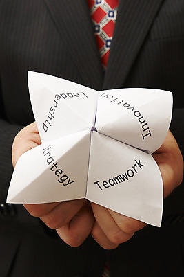 포토 JPG 해외이미지 종이 컨셉 비즈니스 텍스트 정장 사람없음 잡기 비즈니스맨 계획 대표 종이접기 혁명 해외202004 해외포토 옷 남자 모션 직장인 접기 파일형식 이미지허브