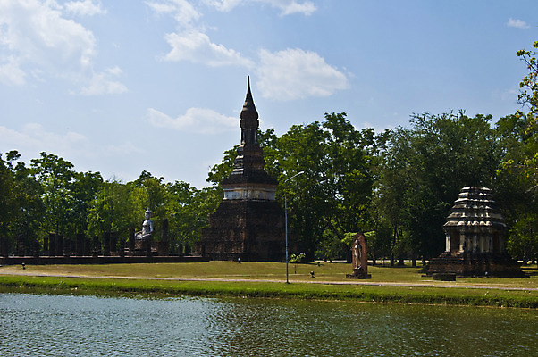 포토 JPG 해외이미지 공원 아시아 종교 여행 불교 건축양식 태국 벽돌 동양인 사람없음 건물 탑 사찰 역사 명상 폐허 신성 사리탑 숭배 옛날 해외202004 해외포토 건축물 공공시설 건축 나라 종교건축 인종 파일형식 이미지허브