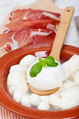 포토 JPG 해외이미지 접시 음식 다이어트 재료 치즈 사람없음 빨간색 초록색 파란색 이탈리아 우유 흰색 신선 사발 맛 냄비 배고픔 햄 바질 나무숟가락 모짜렐라치즈 해외202004 해외포토 식기 유럽 컬러 컨셉 유제품 건강 육류 숟가락 사기그릇 솥 파일형식 이미지허브