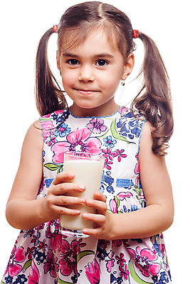 포토 JPG 해외이미지 백인 1 여자 음료 어린이 음식 유리 건강 한명 사람 빨간색 식사 우유 마시기 흰색 표현 신선 심각 혼자 해외202004 해외포토 서양인 컬러 컨셉 모션 재질 유제품 파일형식 이미지허브