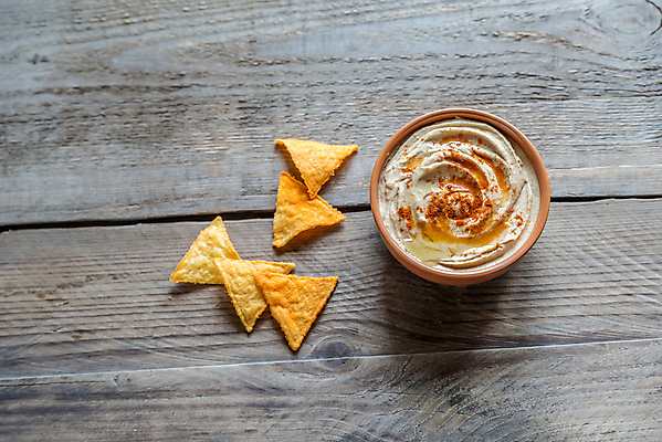 포토 JPG 해외이미지 그릇 실내 사람없음 하이앵글 나초 중동음식 나무배경 해외202004 훔무스 해외포토 식기 음식 뷰포인트 백그라운드 내부 파일형식 이미지허브