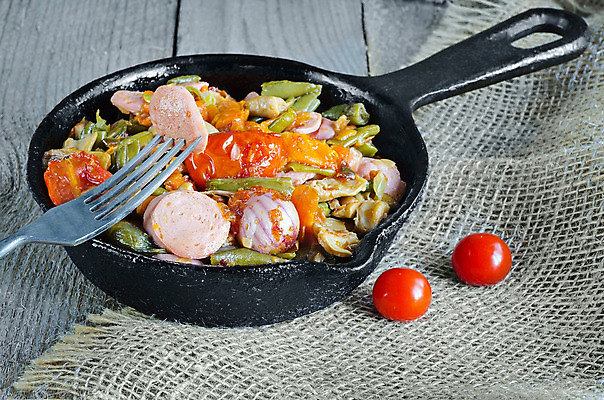 포토 JPG 해외이미지 그릇 접시 음식 조각 포크 토마토 채소 콩 파슬리 마늘 요리 사람없음 가로 초록색 주방 검은색 저녁식사 버섯 당근 골동품 흰색 시골 신선 고명 소시지 삼베 오브젝트 매움 슬라이스 점심식사 그리너리 해외202004 해외포토 식기 컬러 곡류 뿌리채소 식사 가공식품 맛 파일형식 천_직물 트랜드컬러 이미지허브