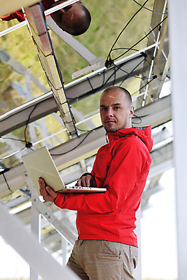 포토 JPG 해외이미지 주간 남자 한명 들기 상반신 성인 야외 옆모습 노트북 반사 타이핑 태양에너지 집열판 성인남자한명만 해외202004 해외포토 자연요소 1 뷰포인트 모션 사람 전자제품 그린에너지 남자한명만 성인남자만 파일형식 이미지허브