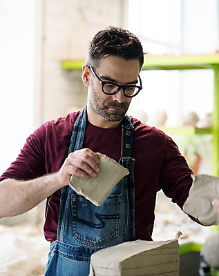 포토 JPG 해외이미지 전통 손 디자인 남자 안경 조각 컨셉 비즈니스 탁자 기술 창조 미술 한명 사람 취미 내부 세트 조각상 쌓기 수확 기구 공구 업무 도자기 작업실 제조 상품 날것 만들기 점토 토기 장인 주인 수공예 도예가 프로젝트 핸드메이드 해외202004 해외포토 직업 1 잡화 가구 농업 모션 문화예술 신체부위 조형물 도구 작업 용기_그릇 공예 파일형식 이미지허브
