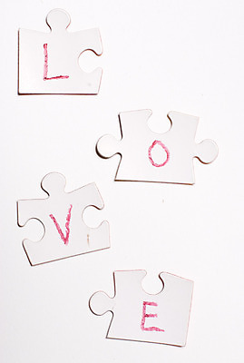 포토 JPG 해외이미지 커플 감정 조각 컨셉 놀이 함께함 발렌타인데이 사랑 사람없음 게임 감각 퍼즐 편지 발견 해외202004 해외포토 관계 데이이벤트 파일형식 이미지허브