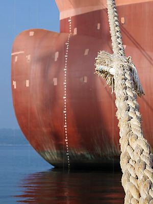 포토 JPG 해외이미지 산업 밧줄 바다 여행 전구 교통시설 하늘 휴가 항해 사람없음 옆모습 빨간색 물 파란색 노란색 항구 장비 화물 흰색 만 고급 큼 크루즈 정박 함선 상업 매듭 포트 닻 조작 해외202004 해외포토 자연요소 줄 뷰포인트 컬러 교통 컨셉 배_교통 운송업 크기 시설 파일형식 이미지허브