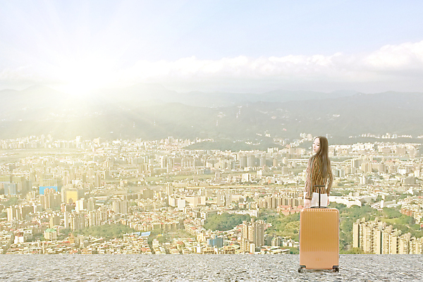 포토 JPG 해외이미지 구름 모델 응시 아시아 여행 가방 하늘 지붕 미래 아이디어 한국 한명 서기 사람 동양인 건물 유행 여행객 우주 일출 여행가방 일본 고층빌딩 중국 일몰 짐 도시 우아함 경영자 승객 동쪽 수하물 스타일 카피스페이스 해외202004 해외포토 자연요소 1 건축물 시선 잡화 나라 컨셉 모션 인종 빌딩 노을 공백 방향 리더 파일형식 이미지허브